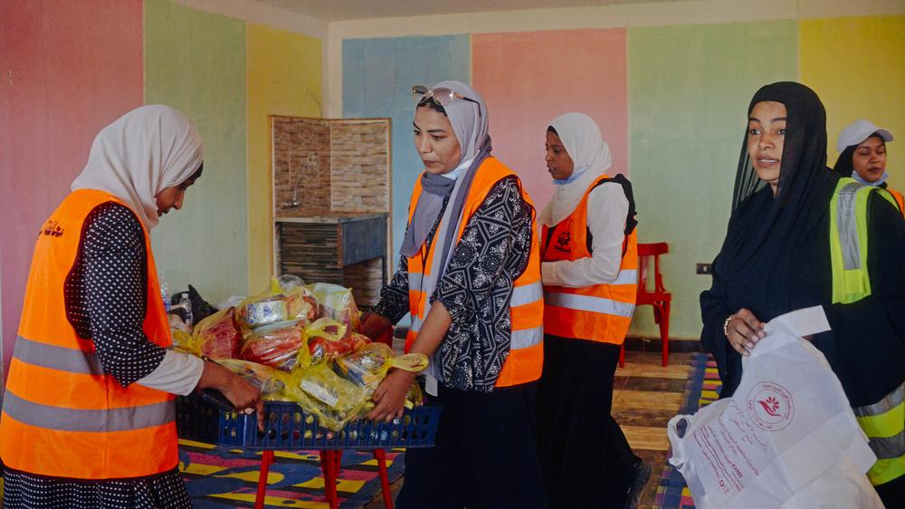Vereinte Nationen: Freiwillige Helferinnen im ägyptischen Assuan bereiten am 2. Mai Hilfspakete für Geflüchtete aus dem Sudan vor.