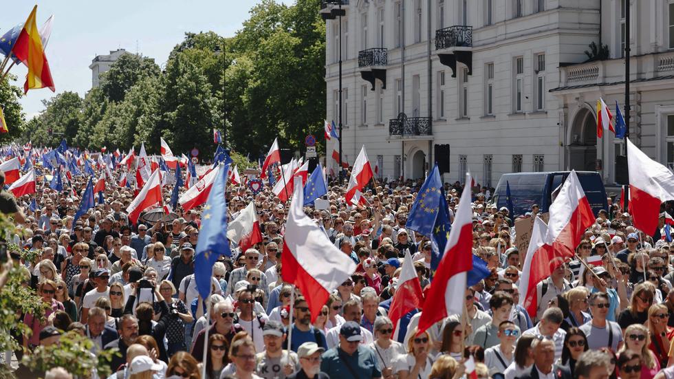 Proteste In Polen Zehntausende Menschen Demonstrieren Gegen Pis