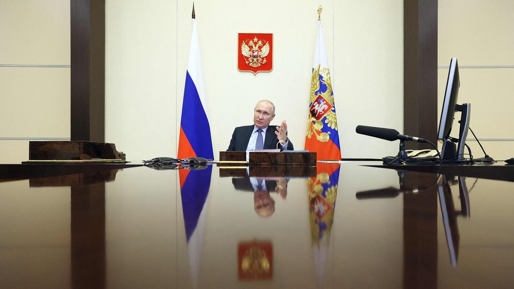 Russland: Der russische Präsident Wladimir Putin leitet eine Sitzung mit Regierungsmitgliedern per Videokonferenz in der Staatsresidenz Nowo-Ogarjowo außerhalb von Moskau am 19. April 2023.