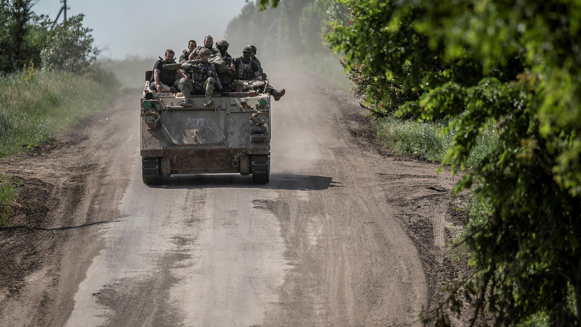 Ukraine-Krieg: Ukrainischer Präsident meldet "Gegenoffensiv-Aktionen" an der Front