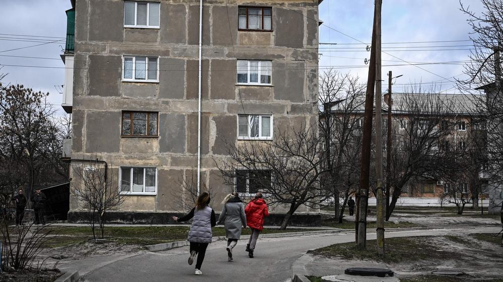 Ukraine-Überblick: Drei Frauen suchen während des Beschusses in der ostukrainischen Stadt Schtschastja Schutz.