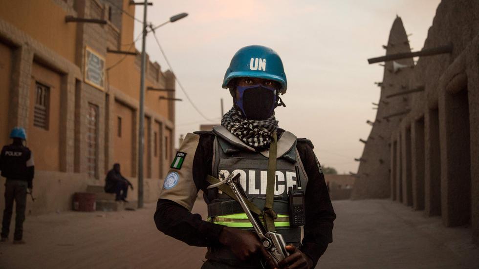 Westafrika: Polizisten der UN-Friedensmission patrouillieren vor der Großen Moschee in Timbuktu.