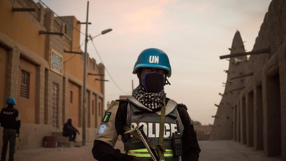 Westafrika: Polizisten der UN-Friedensmission patrouillieren vor der Großen Moschee in Timbuktu.