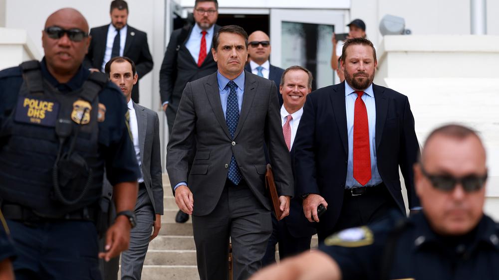 USA: Die Anwälte des ehemaligen Präsidenten Donald Trump verlassen das Gerichtsgebäude am 18. Juli 2023 in Fort Pierce im US-Bundesstaat Florida.