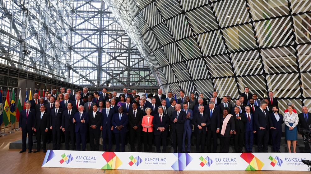 Brüssel: An dem Gipfel in Brüssel nahmen auch Brasiliens Präsident Luiz Inácio Lula da Silva und Argentiniens Präsident Alberto Fernández teil.