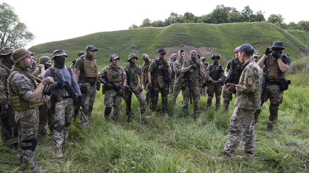 Ukraine-Überblick: Kämpfer des Asow-Regiments bei einer Gewehrübung in der Region Charkiw im Juni 2022.