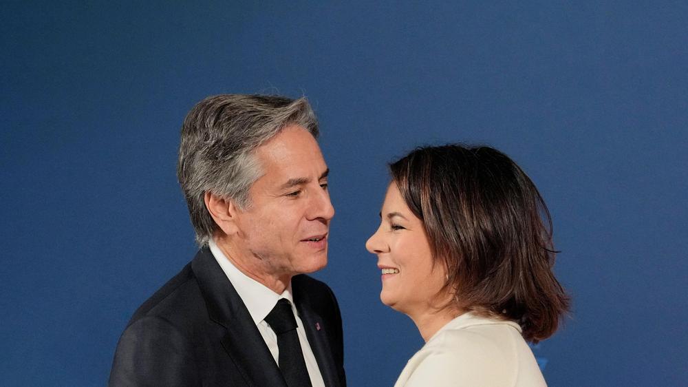 WikiLeaks-Gründer: Prominente haben Annalena Baerbock in einem offenen Brief aufgefordert, sich beim anstehenden Treffen mit US-Außenminister Antony Blinken für Julian Assange einzusetzen.