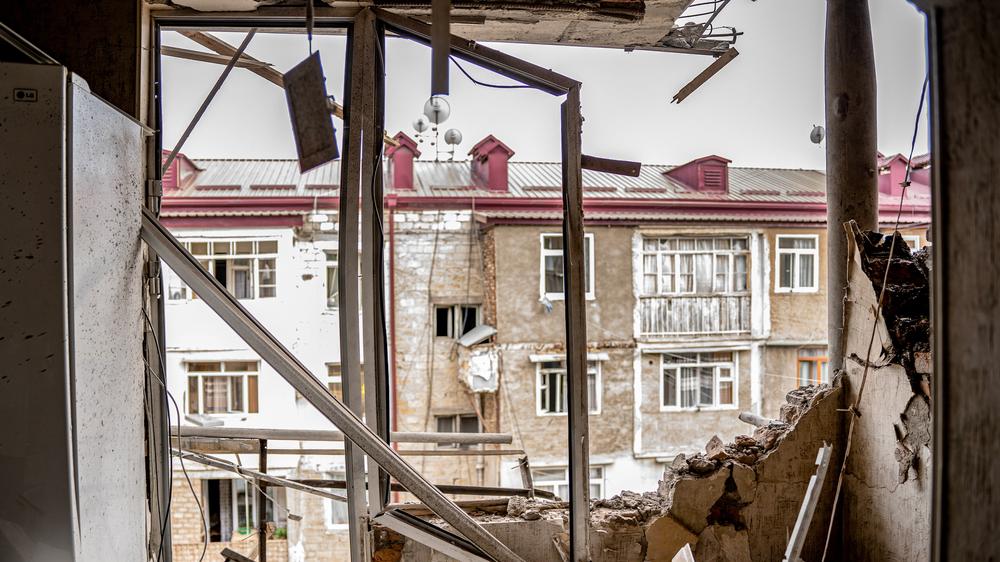 Konflikt zwischen Armenien und Aserbaidschan: Blick aus einem Wohnhaus, das bei einem Militärschlag auf Stepanakert zerstört wurde. 