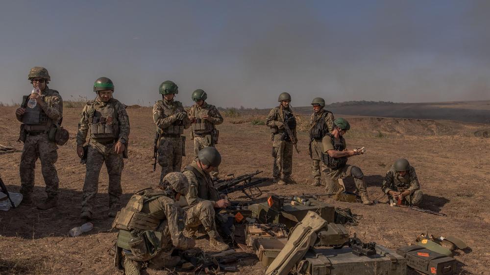 Lage in der Ukraine: "Mit Angriffen hinter der Front zerstören die Ukrainer die gegnerische Artillerie, bereiten eigene Angriffe vor und erhöhen stetig den Druck auf die Russen.": Ukrainische Soldaten Ende September in der Region Donezk