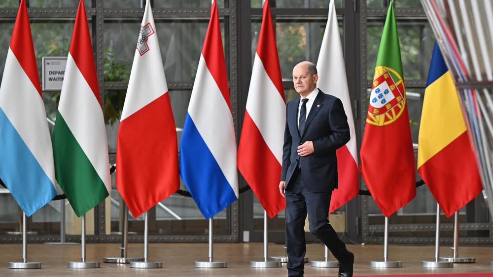 EU-Gipfel in Brüssel: Der Bundeskanzler Olaf Scholz im Gebäude des Europäischen Rates zu Beginn des EU-Gipfels in Brüssel