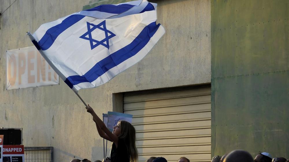 Antisemitismus in Deutschland: Ein Mädchen schwenkt eine israelische Fahne während einer Solidaritätskundgebung.