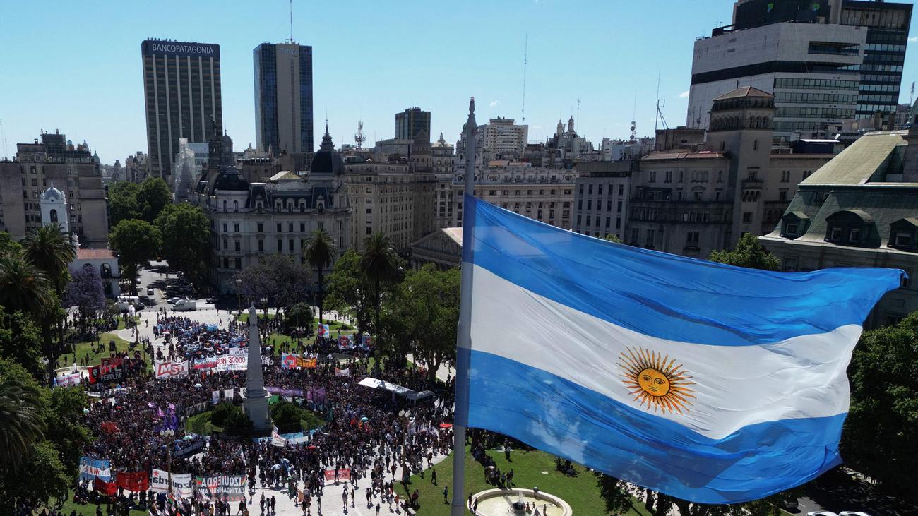 Argentinien: Gewerkschaften und Menschenrechtsaktivisten kritisieren Javier Miley