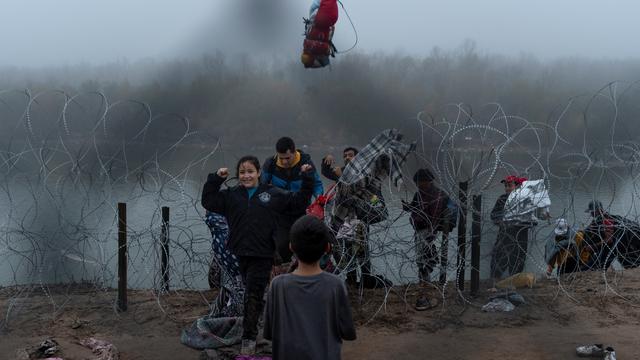 Migration: Zahlreiche Menschen warten an den Grenzübergängen in die USA