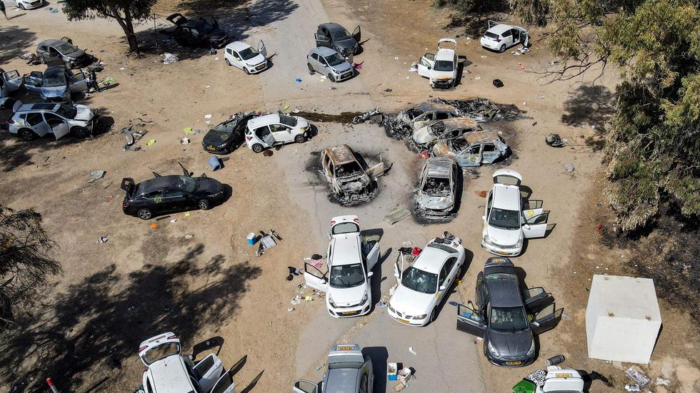 Terrorangriff vom 7. Oktober: Abgefackelte Fahrzeuge auf dem Gelände des Supernova-Festivals nach dem Terrorangriff der Hamas am 7. Oktober