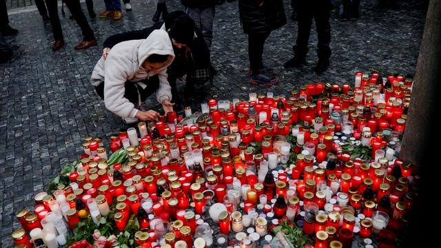 Schusswaffenangriff : Innenminister nennt weitere Details zum Täter von Prag