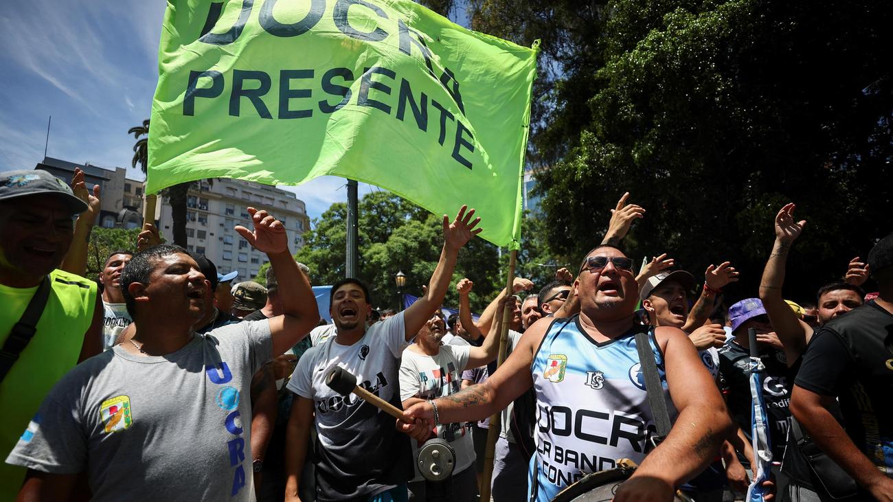 Javier Miley: El sindicato más grande de Argentina convoca a una huelga general