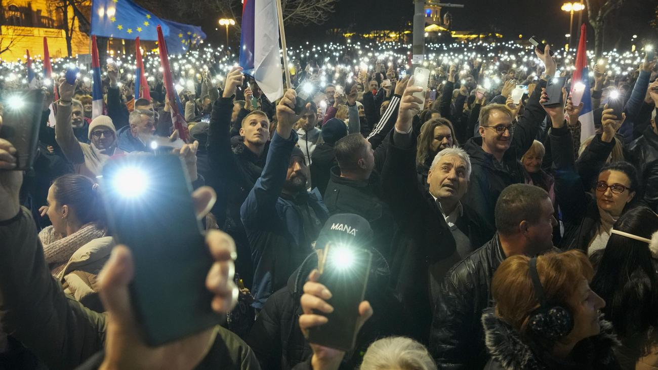 Serbien: Hunderte Blockieren Wegen Parlamentswahl Kreuzung In Belgrad ...