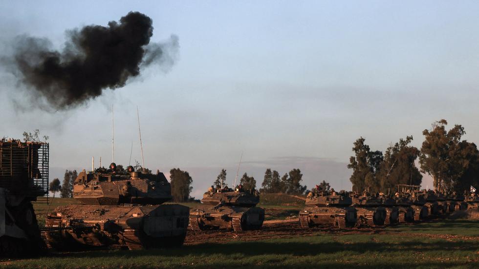 Krieg in Gaza: Verringerte Intensität: Kampfpanzer und Spezialfahrzeuge rücken aus dem Gazastreifen ab. Die Kämpfe am Boden gehen aber noch weiter.