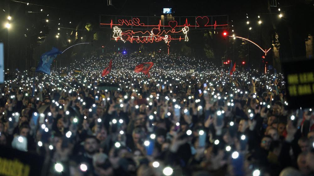 Tirana: In der albanischen Hauptstadt Tirana haben sich Tausende zum Protest gegen die Regierung versammelt.