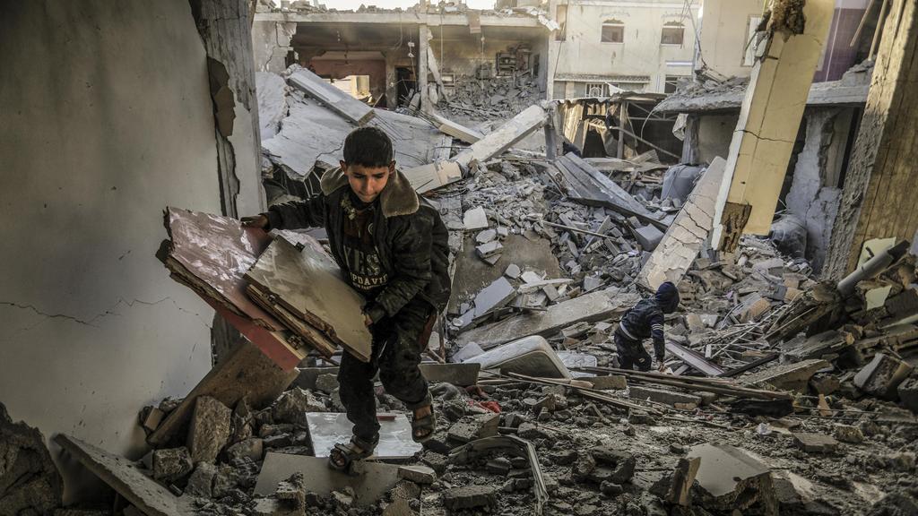 Israel-Gaza-Krieg: Palästinensische Kinder inspizieren ein beschädigtes Haus der Familie Qeshta nach einem israelischen Luftangriff im südlichen Gazastreifen. 