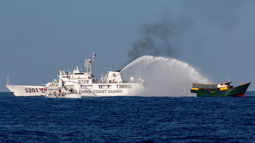 Südchinesisches Meer: Schiffe der chinesischen Küstenwache zielen mit Wasserwerfern auf ein philippinisches Schiff. China beansprucht praktisch das gesamte Südchinesische Meer für sich.