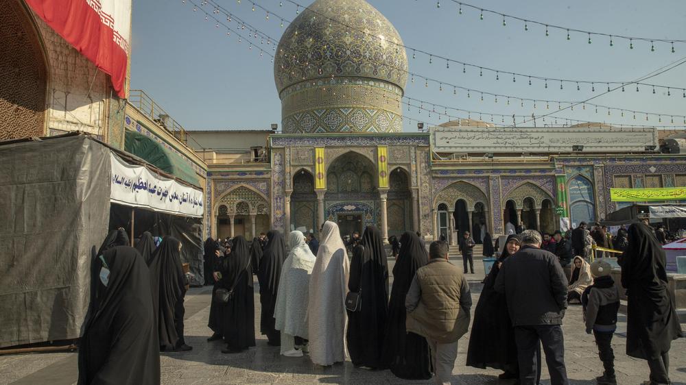 Iraner Innenministerium Konservative liegen bei Wahl im Iran vorne