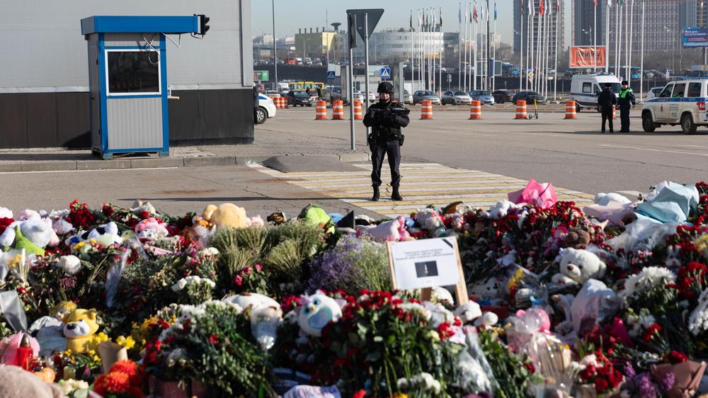 Terrorismus: Der afghanische Ableger des IS hat sich zum Anschlag auf die Crocus City Hall bei Moskau bekannt. Dort erinnern Blumen an die mehr als 140 Getöteten. 