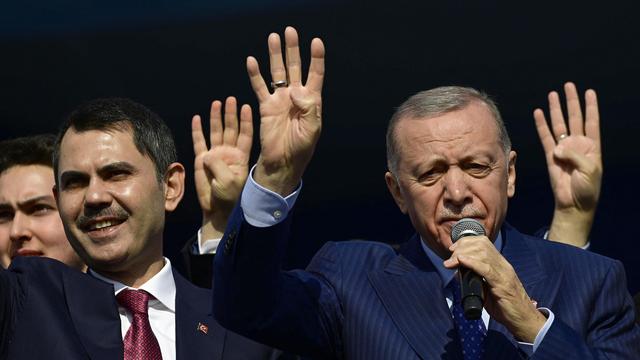 Kommunalwahlen in der Türkei: Erdoğans Kandidat singt Volkslieder und tanzt