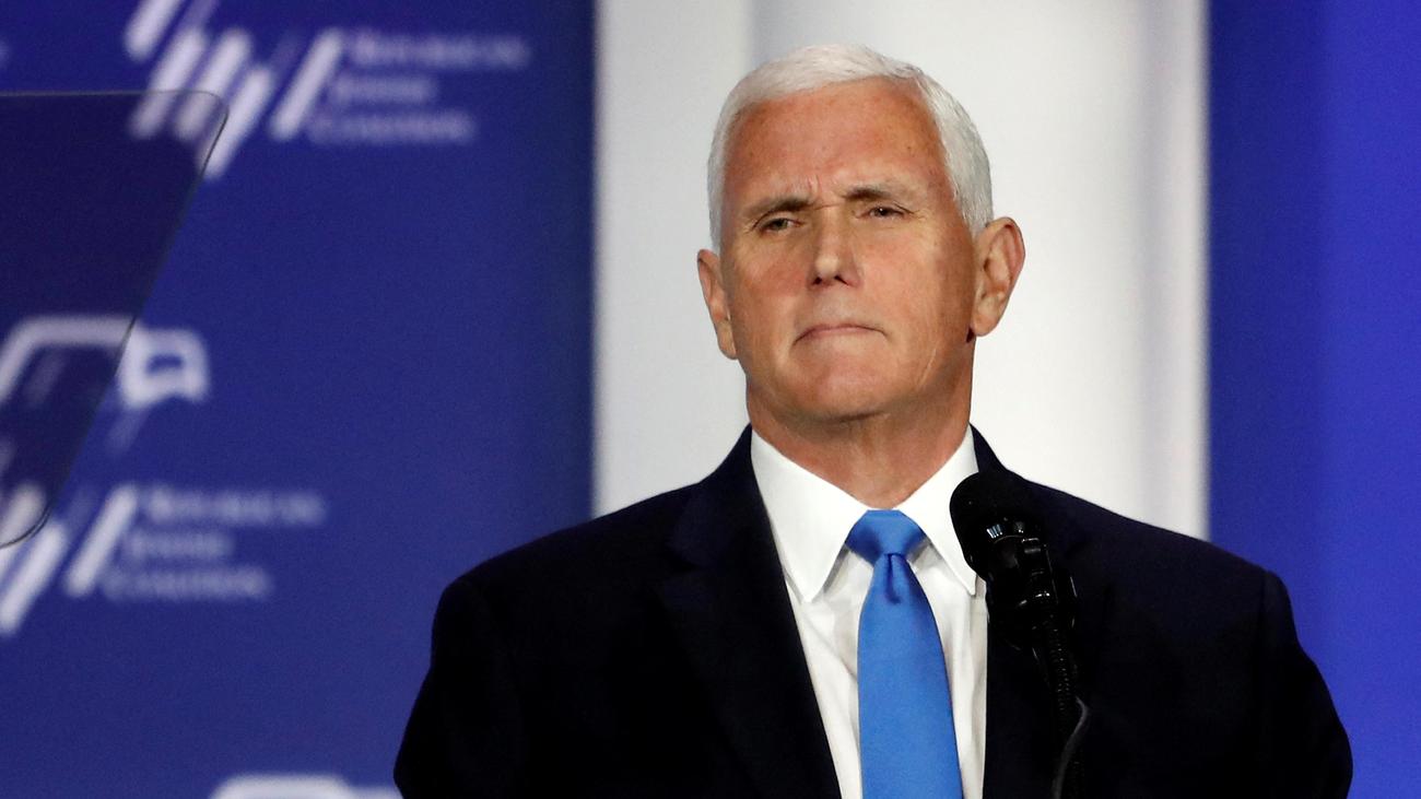 Kampanye pemilu AS: Mike Pence secara resmi menahan dukungannya dari Donald Trump