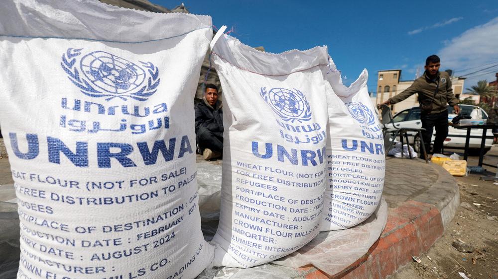 Gaza-Krieg: Vertriebene Palästinenser warten auf Essensausgaben des Palästinenserhilfswerks UNRWA.