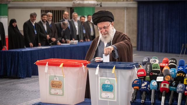 Parlamentswahl und Expertenrat: Ajatollah Chamenei eröffnet Wahlen im Iran