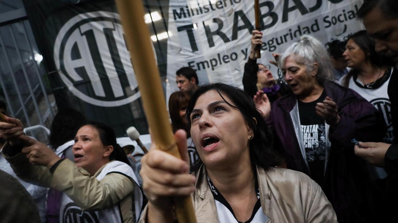 Javier Milei: El gobierno argentino ha despedido a 15.000 funcionarios