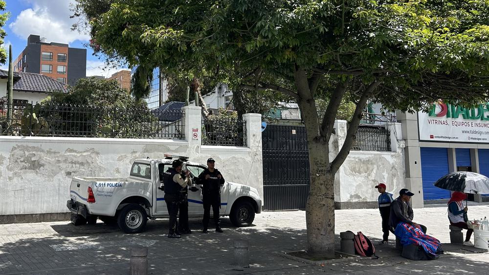 Diplomatische Krise: Ecuadorianische Polizisten stehen in der Nähe der mexikanischen Botschaft in Quito Wache. Anfang April war die Botschaft gestürmt worden, um Ecuadors früheren Vizepräsidenten Jorge Glas zu verhaften.