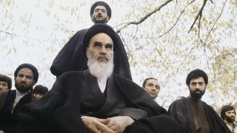 Iran-Sanktionen: Ayatollah Khomeini (Mitte), Gründer der Islamischen Republik Iran, positionierte das Land dezidiert antiamerikanisch (Archivfoto 1978).