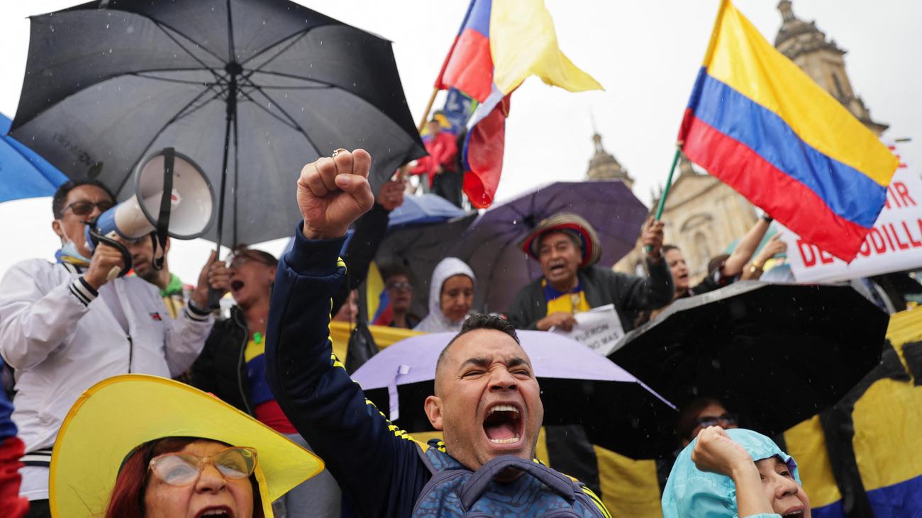 Colombie : des dizaines de milliers de personnes manifestent contre le gouvernement du président Gustavo Petro