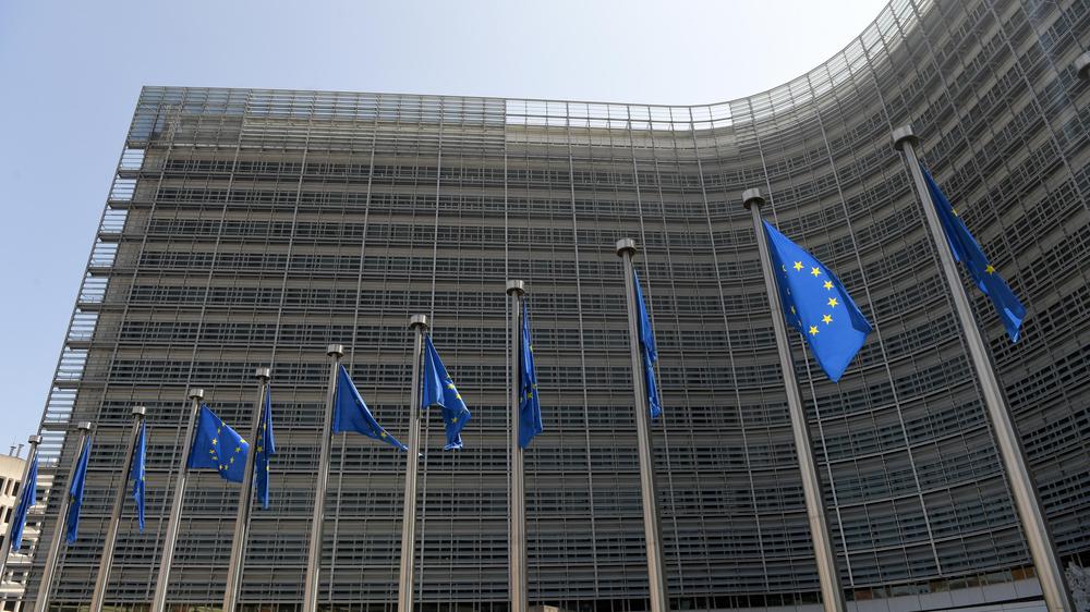 Lobbyismus in Brüssel: Die EU-Kommission zählt zu den Schauplätzen von Lobbyismus in Brüssel. Prüfer des Europäischen Rechnungshofs kritisieren unter anderem, dass Lobbyisten sich nur für Treffen mit den ranghöchsten Mitarbeitenden der Institutionen der EU registrieren müssen.