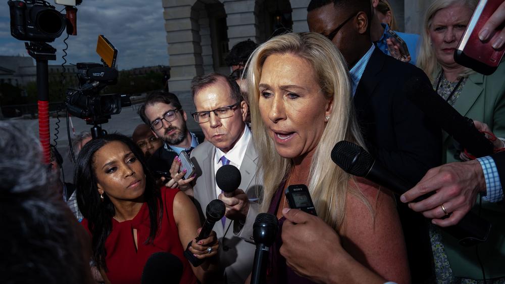 Marjorie Taylor Greene: Die Republikanerin Marjorie Taylor Greene mit Reportern vor dem US-Kapitol in Washington, D. C. 
