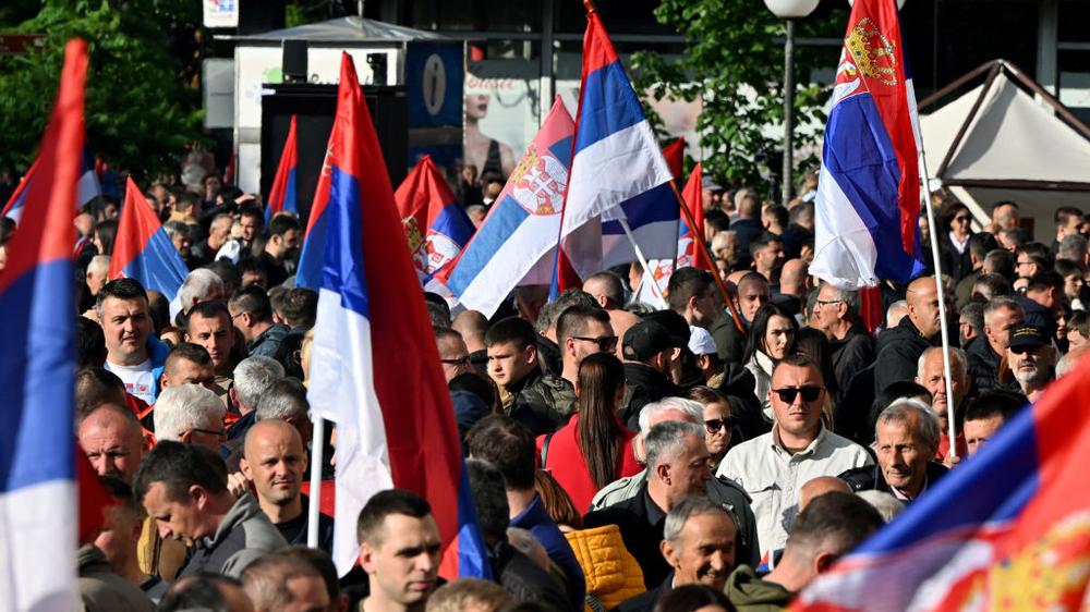 Massaker von Srebrenica: Demonstrierende auf den Straßen der Stadt Banja Luka schwenken serbische Flaggen.