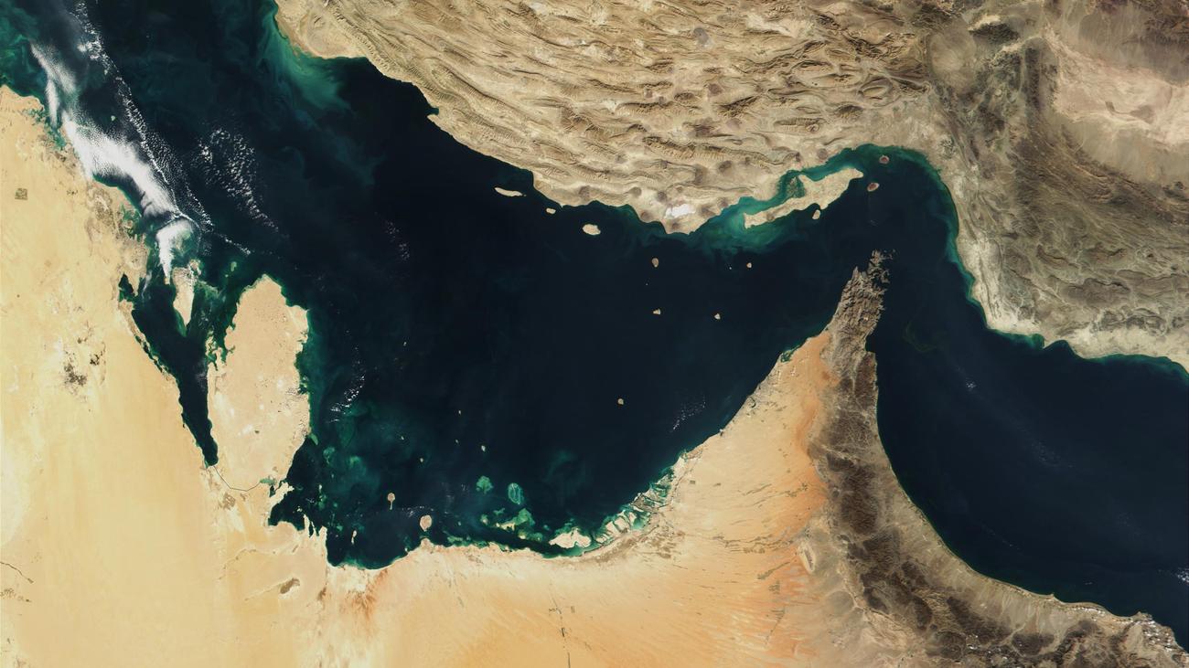 Golf van Oman: Iran kondigt de inbeslagname aan van een vrachtschip dat de regels overtreedt