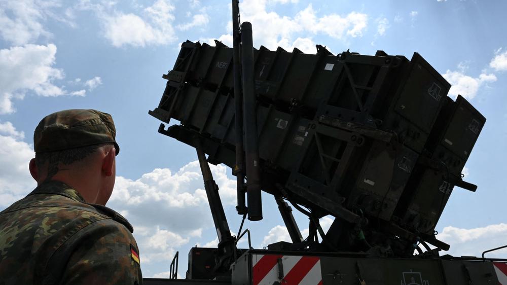 Krieg in der Ukraine: "Die Nato hat bestehende Ressourcen innerhalb der Allianz erfasst und es gibt Systeme, die der Ukraine zur Verfügung gestellt werden können", sagte Stoltenberg nach einer Videokonferenz mit den Verteidigungsministern der Nato-Mitgliedstaaten.