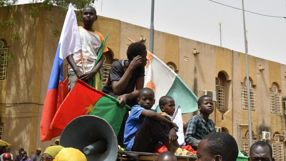 Militärregierung in Niger: Eine Gruppe von jungen Männern versammelt sich am 13. April 2024 auf einem Auto während einer Demonstration für den Abzug der US-Truppen.