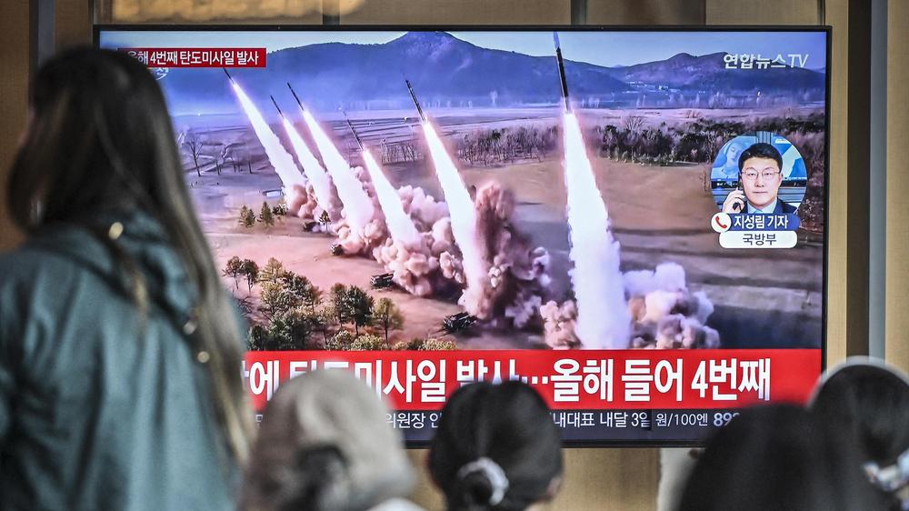 Nordkorea: An einem Bahnhof in Seoul schauen Menschen eine Nachrichtensendung, die die mutmaßlichen nordkoreanischen Raketentests zeigt.