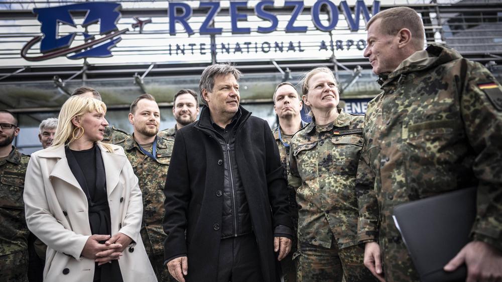 Robert Habeck in der Ukraine: Vizekanzler Robert Habeck trifft sich auf seiner Reise nach Kiew am polnischen Flughafen Rzeszów mit deutschen und ukrainischen Soldaten.