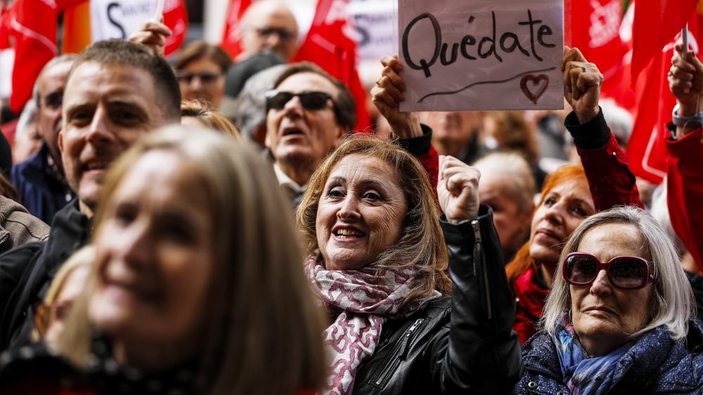 Spanien: Eine Frau hält ein Plakat mit der Aufschrift "Bleib!" in die Höhe. Die Demonstrierenden wollen Premierminister Pedro Sánchez unterstützen.
