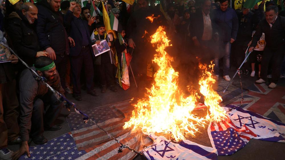 Iraanse Konsulat in Syrië: In Teheran was de Regimeanhänger nach dem Luftangriff in Damascus onderweg en verbrandde Israëlische en Amerikaanse vlaggen.
