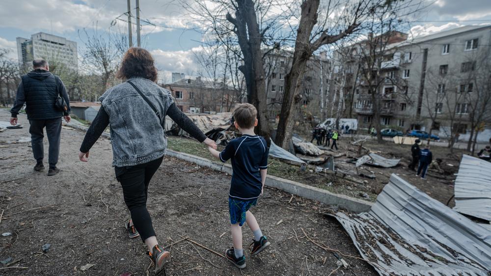 Lage in der Ukraine: Familie in Charkiw nach dem Einschlag einer russischen Gleitbombe in einem Wohnviertel am 7. April