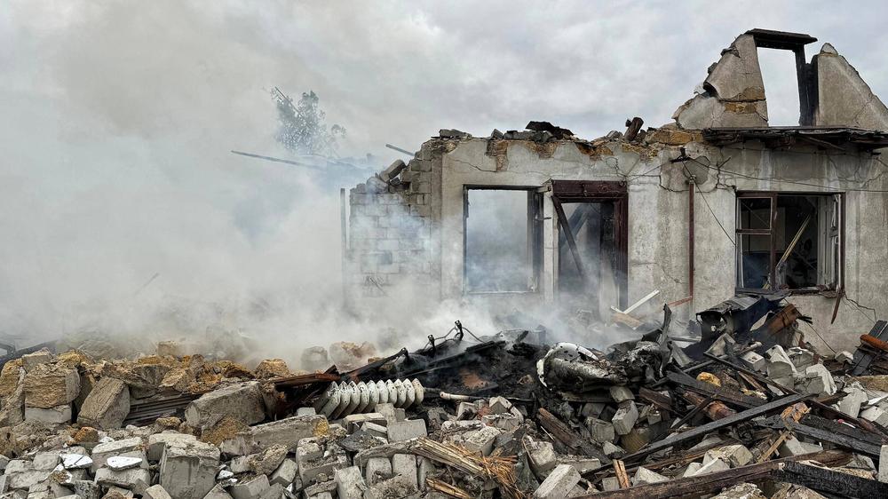 Ukraine: Ein Haus in Odessa wurde am 20. April 2024 durch herabfallende Trümmer einer russischen Rakete beschädigt.