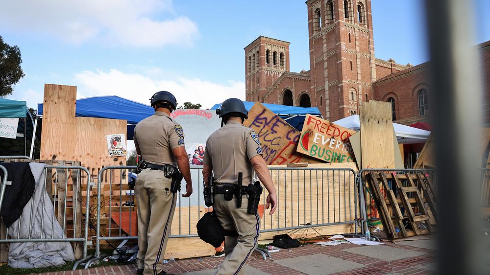 Los Angeles: Polizisten patrouillieren vor einem pro-palästinensischen Lager, das am Morgen des 1. Mai angegriffen wurde.