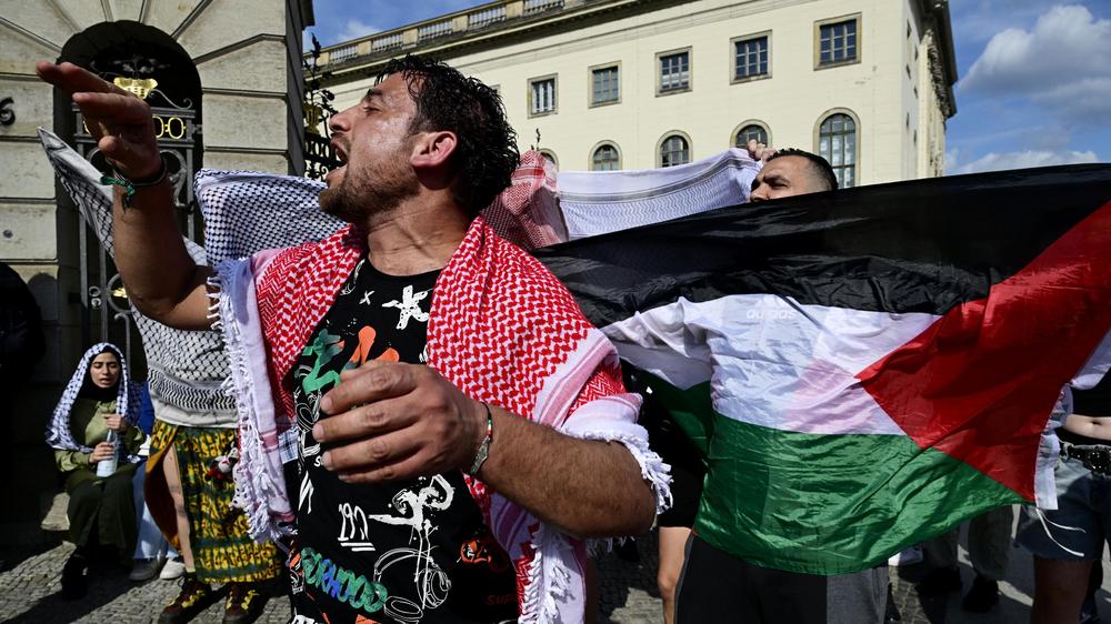 Uniproteste: Ein propalästinensischer Demonstrant bei einer Protestveranstaltung vor der Humboldt-Universität in Berlin