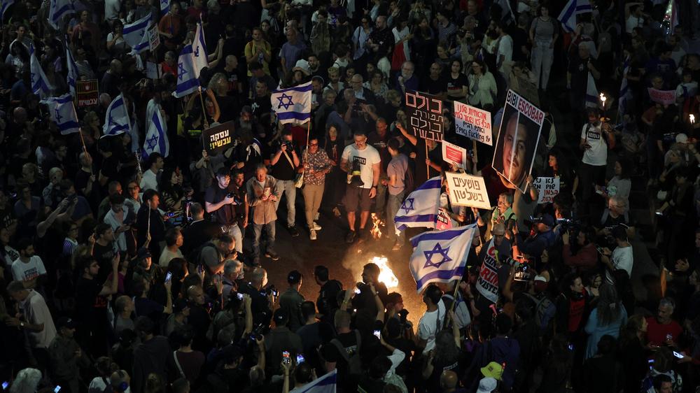 Tel Aviv: Tausende Menschen haben in Tel Aviv für eine sofortige Freilassung der Geiseln demonstriert. 